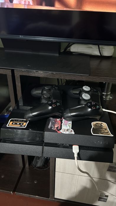 Приставка PS4 fat, 2 геймпада, диски