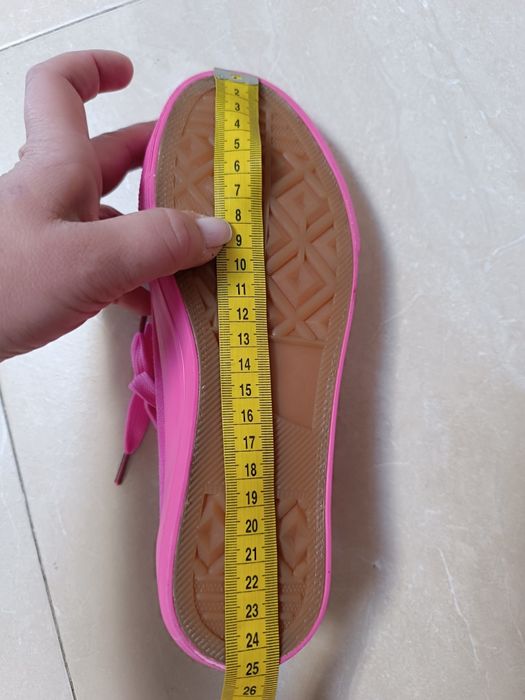 Продавам нови розови кецове от текстил