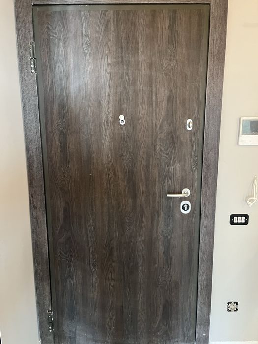 Входна блиндирана врата с каса