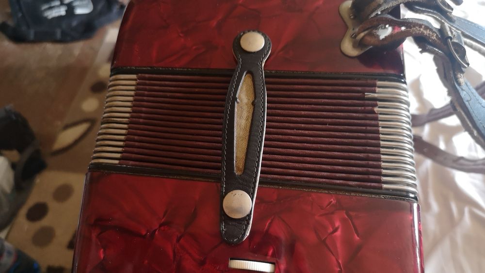 Акордеон Weltmaister с куфар, 48 баса