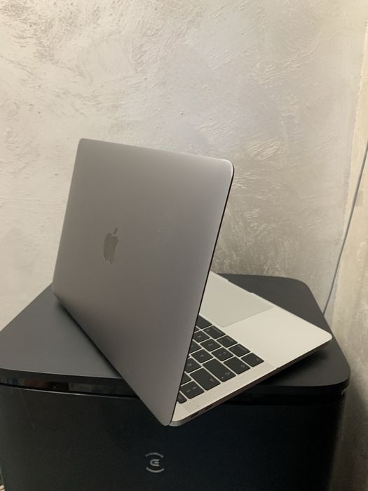 • Macbook Pro • 2017 •