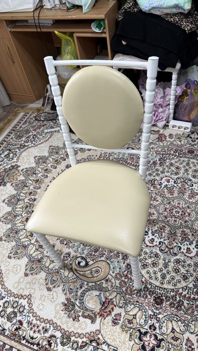 Стулья прочные удобные