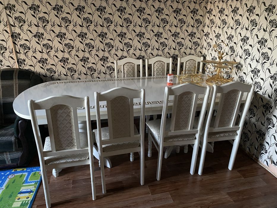Продам стол обеденный, большой примерная длина 3м, в комплекте 8 стуль