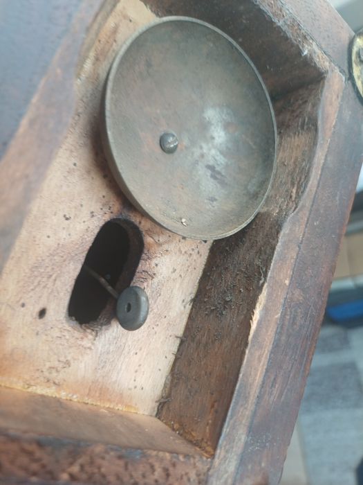 Ceas mecanic vechi de masă