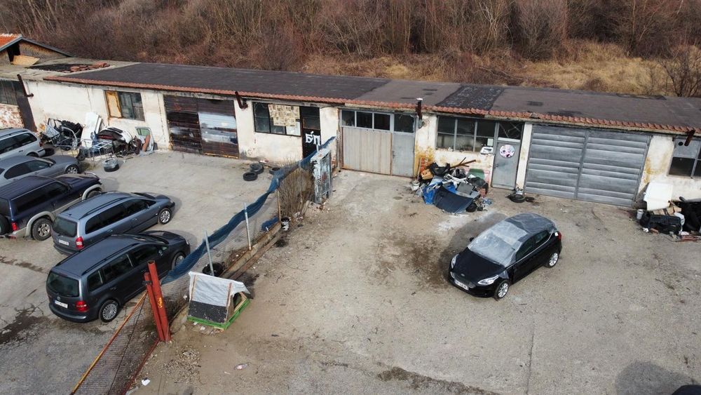 Дава се под наем Промишлена сграда в Дупница - 2680 кв.м за 1595.79 € - Снимка #1