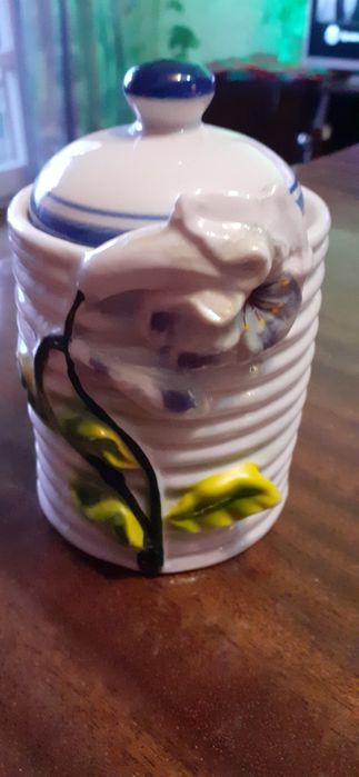 Захарница  с релефен орнамент