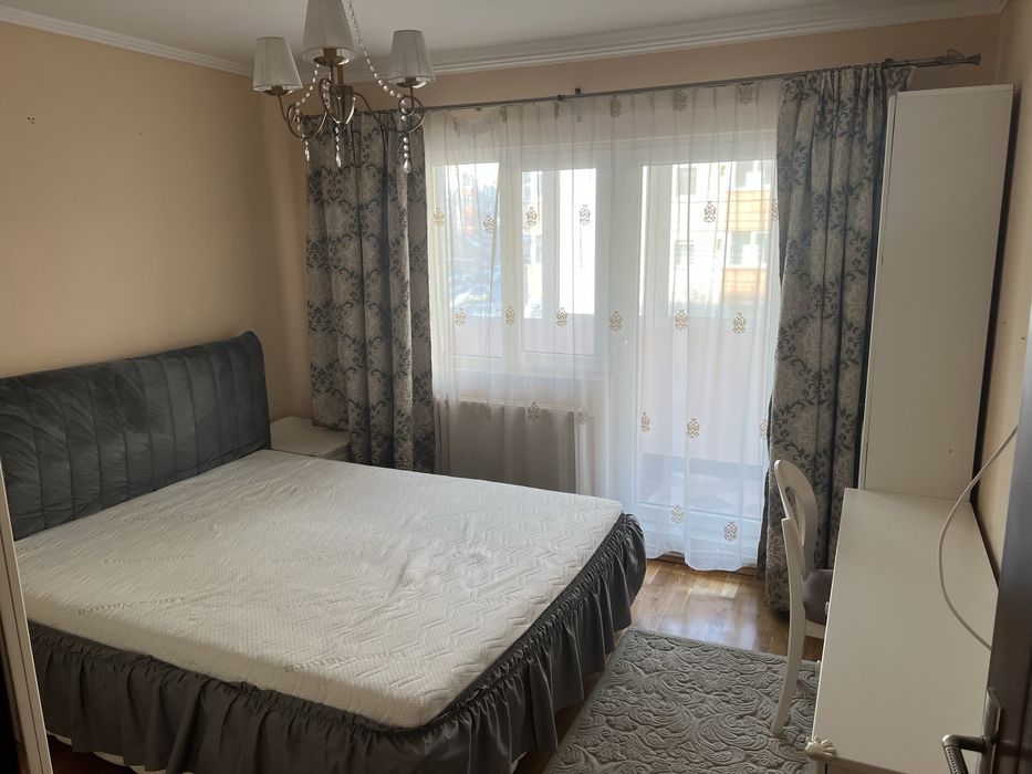 Inchiriez apartament  cu 4 camere