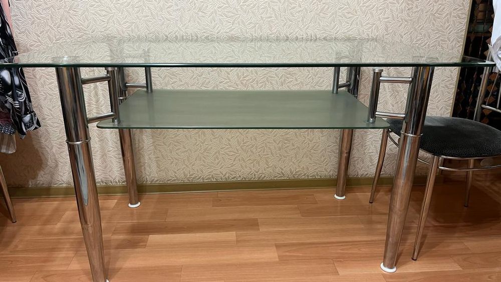 Продам стеклянный стол