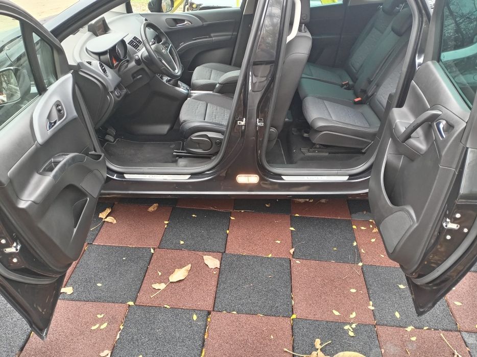 Опел Мерива б на части