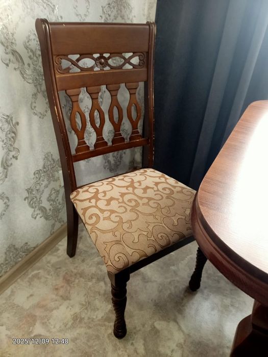 Стол со стульями