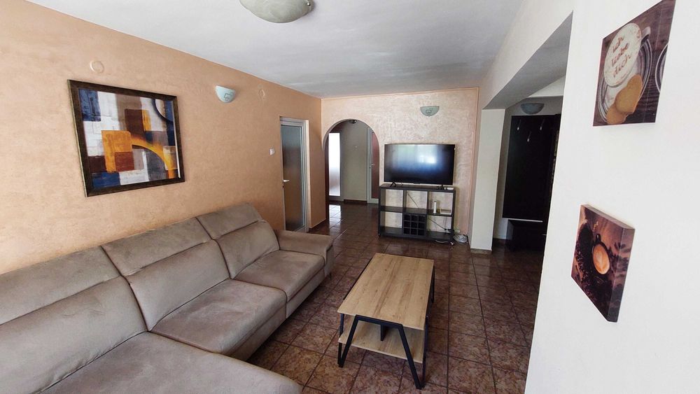 Persoana fizica, inchiriez apartament cu 4 camere etaj 1, situat in zona Pacurari (semafor Lukoil)