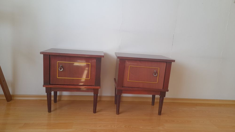 Румынские кровать и две прикроватные тумбы.