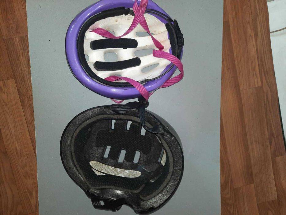 две каски за велосипеди Едната е доста запазена Внос от Англия