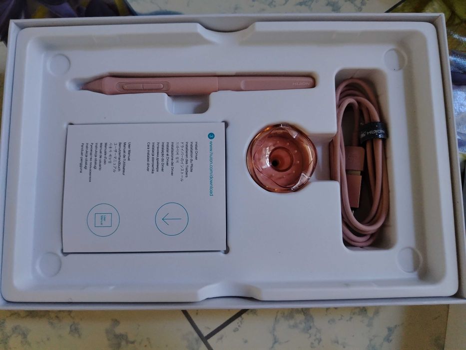 Розовый графический планшет