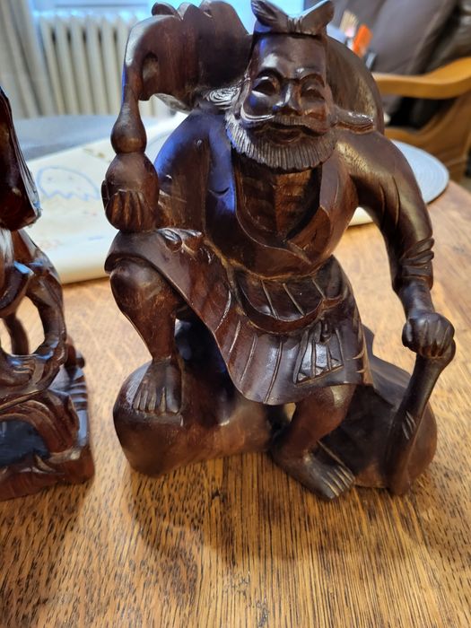 Ръчноизработени фигури от махагон