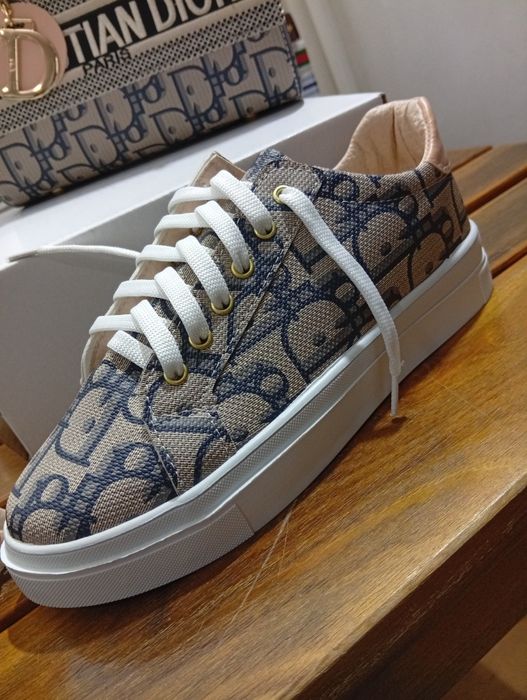 Set geantă și adidași!