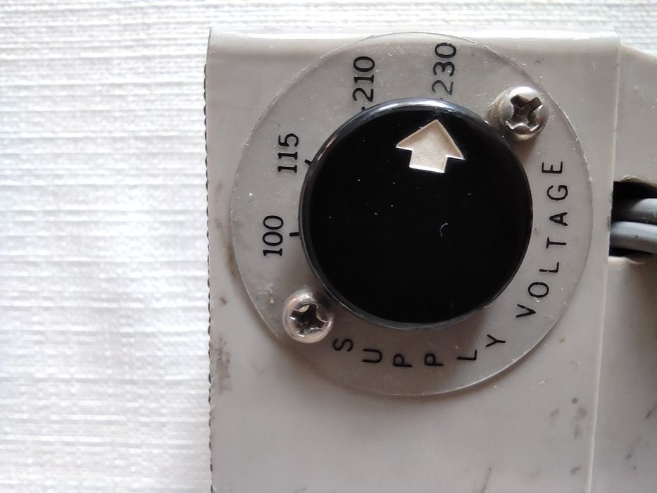Японски винтидж адаптер за напрежение