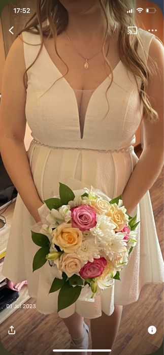 Бяла официална рокля за повод, с блестящи частици