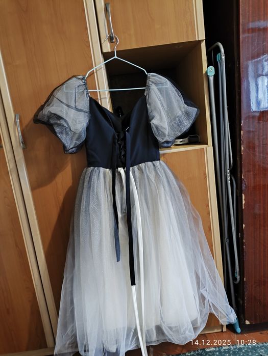 Платья, туфли продаются