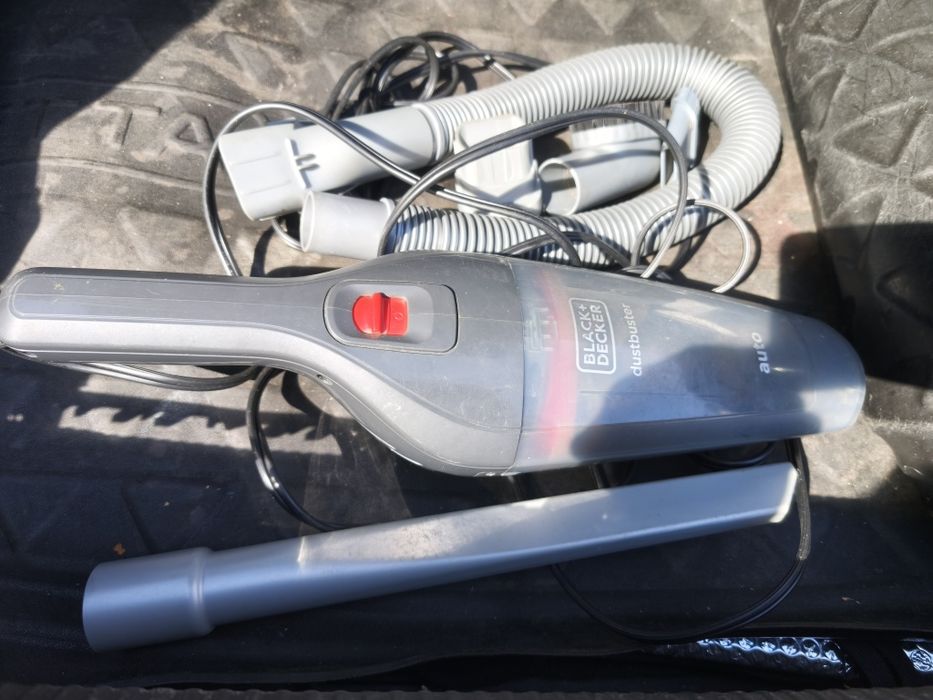 Aspirator pentru autoturism Black + Decker utilizat dar în stare buna