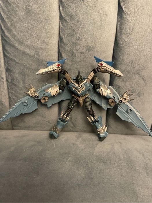 Figurina Transformers Strafe TLK  Premier Edition  delux class