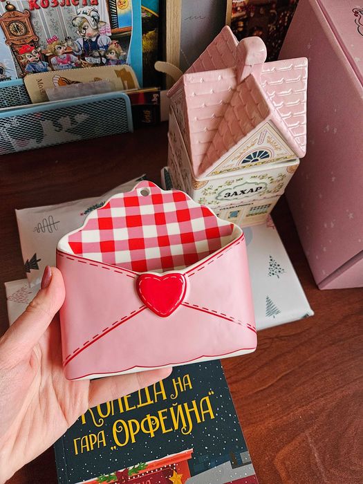 Захарницата и коледният календар на Charly Wilde