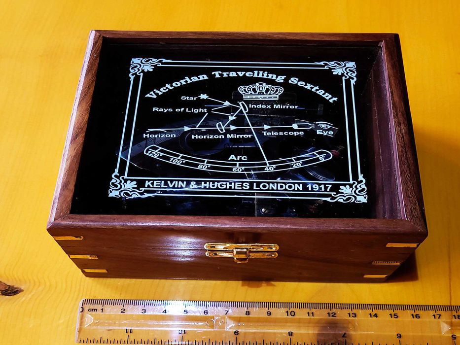 Луксозен бронзов секстант в дървена кутия