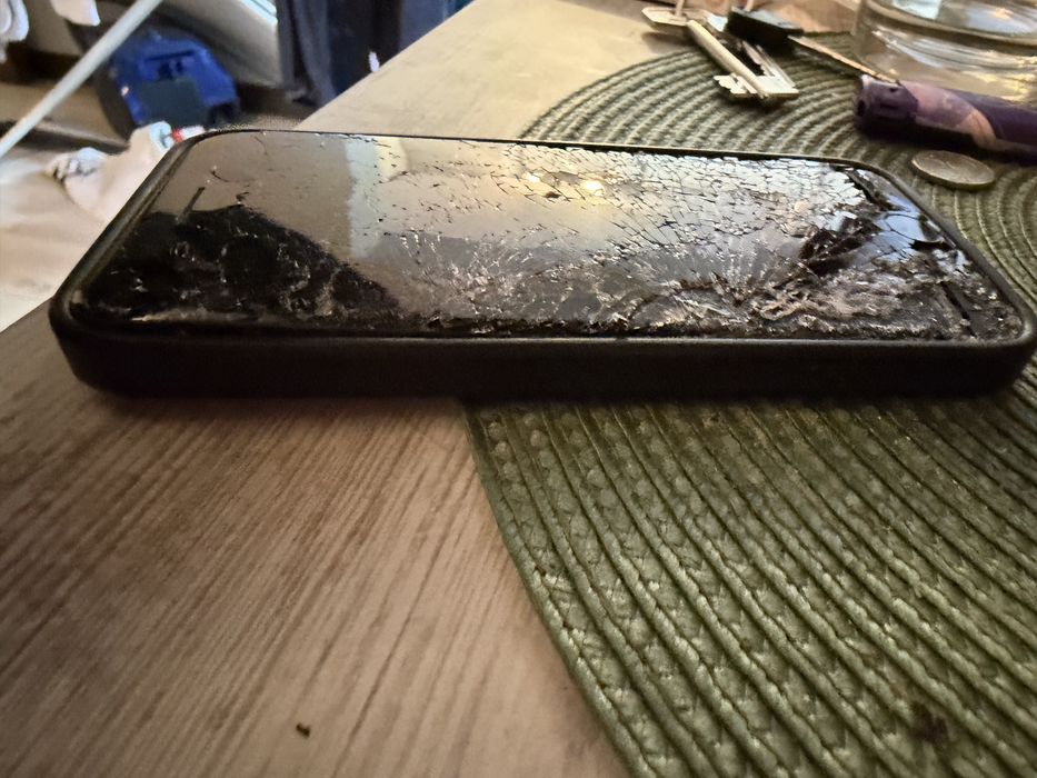 Продавам Айфон СЕ 2020 за части!!