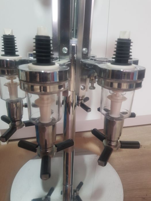Dispenser rotativ de băuturi pentru 6 sticle