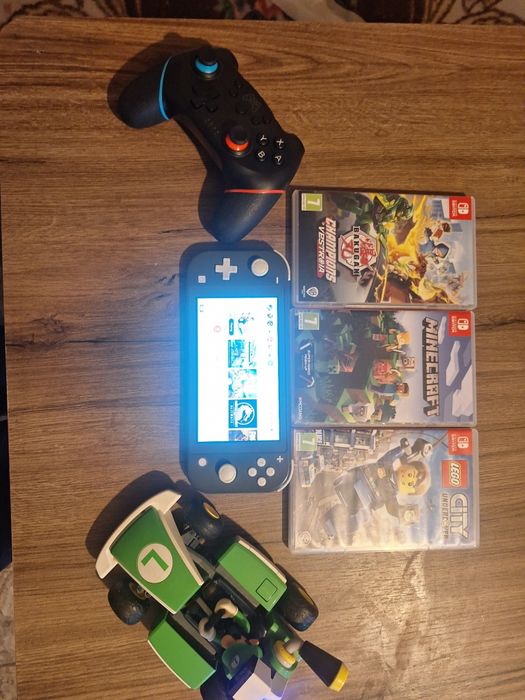 Vând nintendo kart luigi și manetă + jocuri