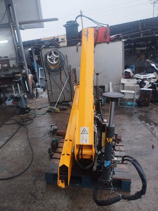 Автокран за лекотоварен камион