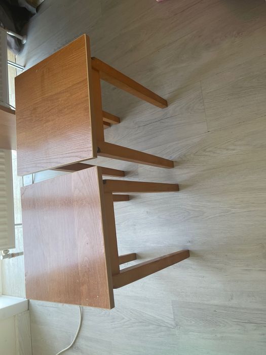 Стол кухонный и две табуретки