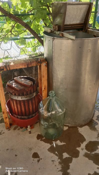 Продается бочка нерж.300л. Механ.дробилка, прес, бутыли 3,5,10,20л.
