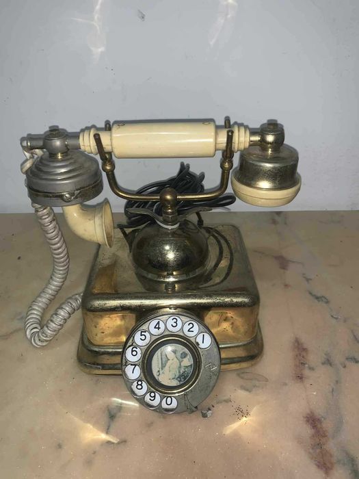 Telefon vintage in carcasa de alama functional