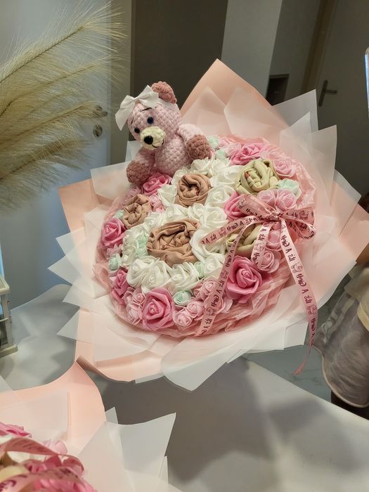 Букет бебе памперси плетен мече вечни рози  погача новородено  1