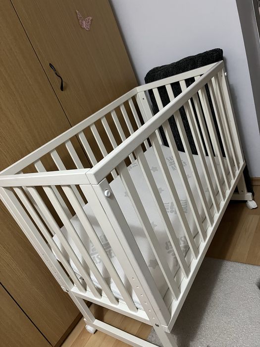 Pătuț bebeluș alb din lemn