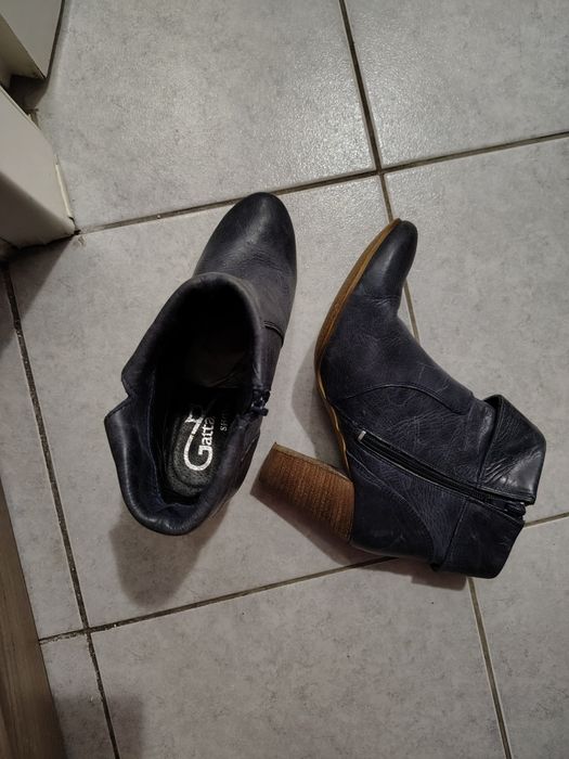 Vând botine din piele naturala