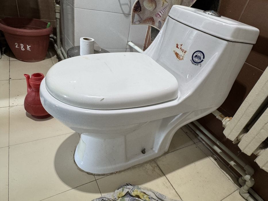 Продам унитаз белый