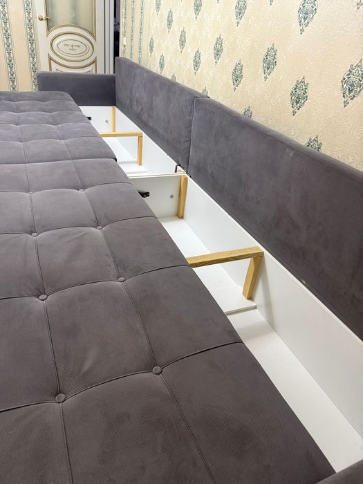 Диван темно серого цвета