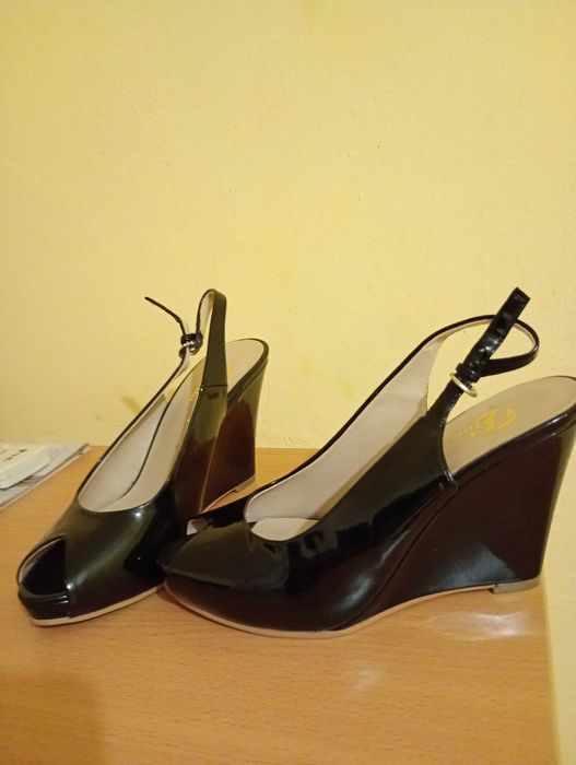 Лачени сандали Bata Промоция!