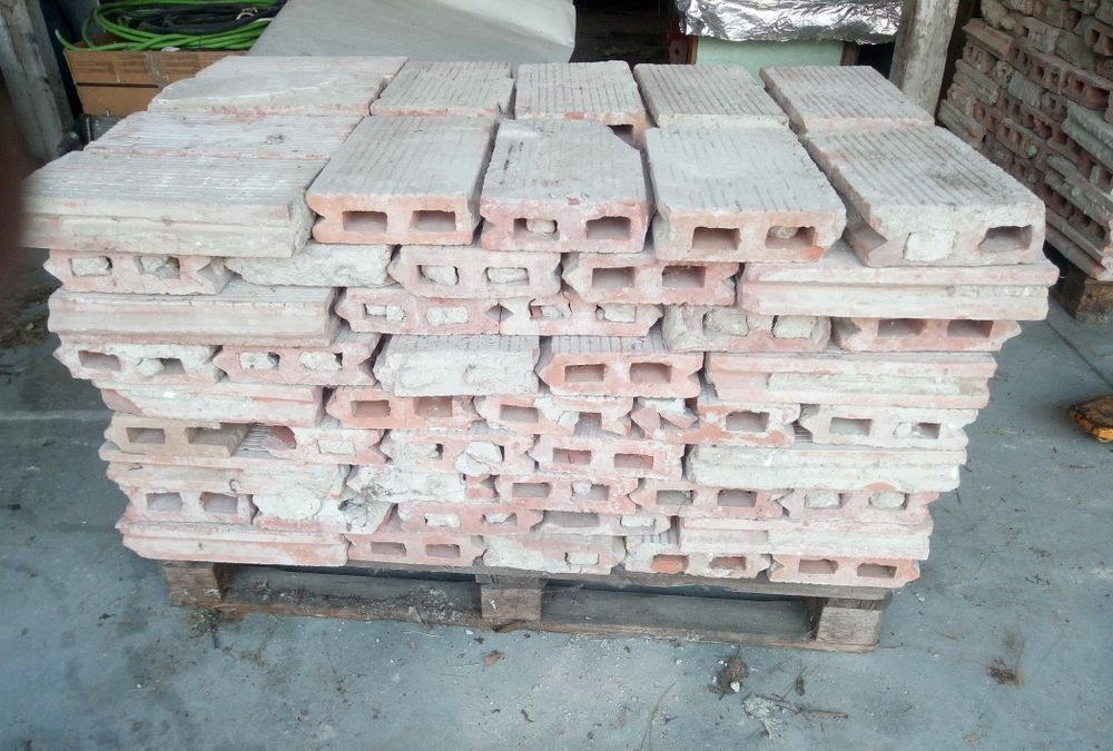 Piatră, cărămidă, grinzi, rigle, stâlpi/țăruși/uluci de gard, popi