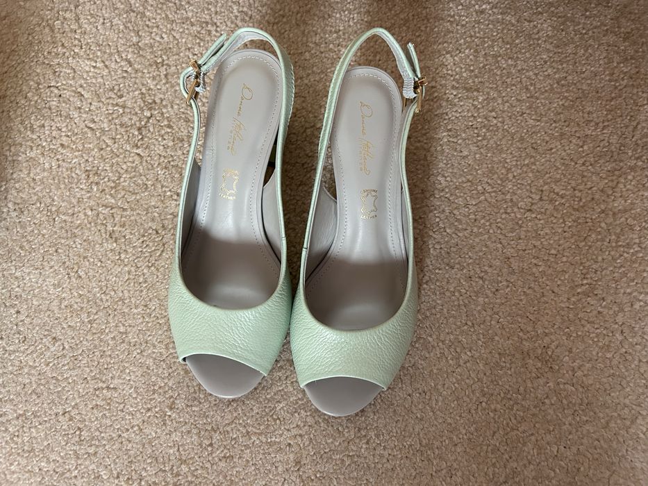 Дамски кожени сандали