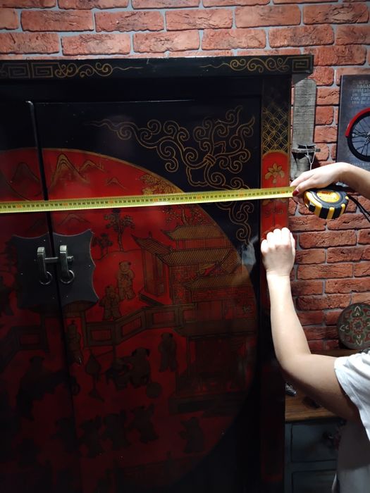 Шкаф деревянный с полками.