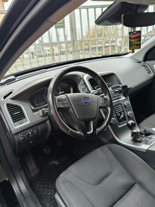 Volvo XC60 D5 AWD 220 cp – masina care face mai multe decat soferul .