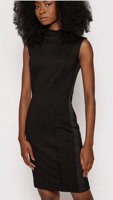 Рокля Guess, изчистена, еластична