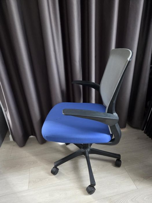 Офис стол - ергономичен със сгъваеми подлакътници