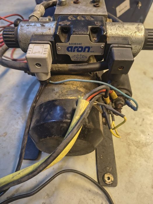 Vând pompa basculare 12 v