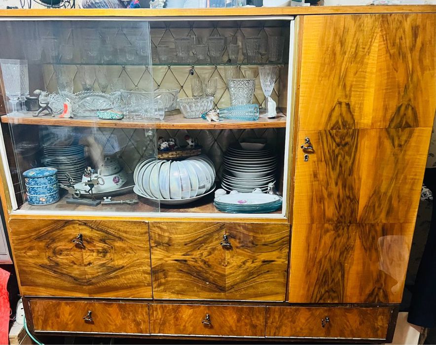 Сервант и шкафчик продаются