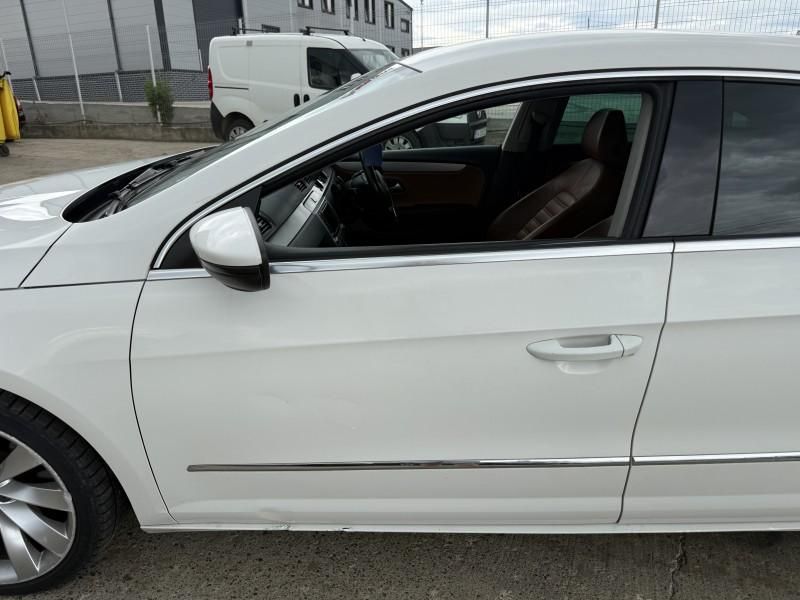 Portiera Usa fata stanga Volkswagen Passat CC Berlina culoare alba - l