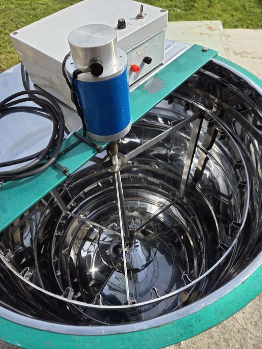 Вана и центрофуга за вадене на мед